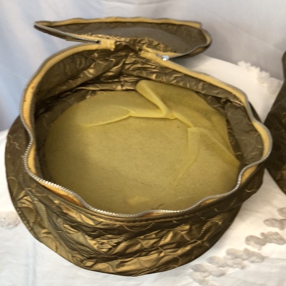 Bronze colored cosmetic set of 3 bags. Quilted pattern of round cosmetic cases. - Picture 6 of 8